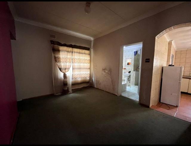 5 BEDROOM HOUSE FOR SALE IN BEZUIDENHOUT VALLEY